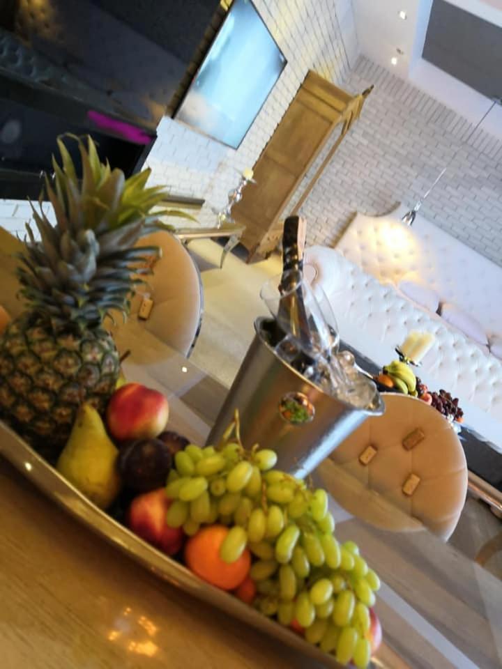 Hotel Ramka & Restaurant & Wine Bar Poznań Extérieur photo